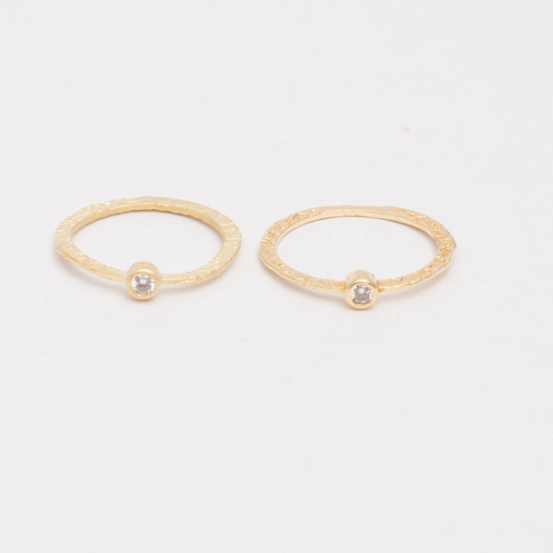 ANILLO SCINTILLANTE ENCHAPADO EN ORO OPACO